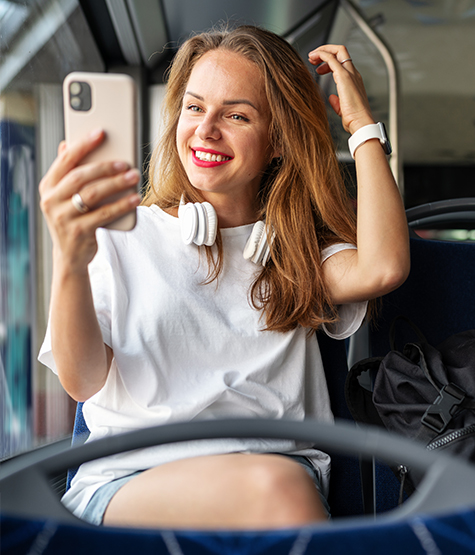 Airport Outfit: los esenciales para tu maleta de mano y un pelo increíble